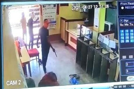 पिरौंटा PNB में डकैती से दहशत, फायरिंग में घायल बदमाश को पुलिस ने पकड़ा.