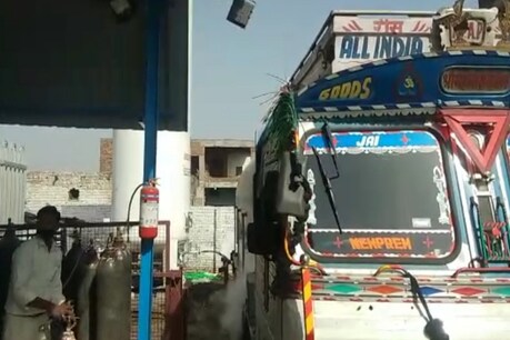 कोरोना संक्रमण से जूझ रहे आगरा में 8 टन लिक्विड ऑक्सीजन की खेप पहुंच गई है.