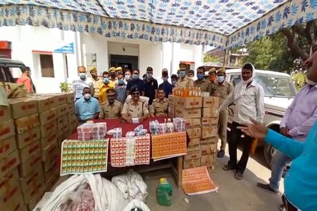 रायबरेली में पुलिस और आबकारी विभाग की टीम ने 6 शराब तस्करों के साथ बड़ी मात्रा में शराब बरामद की है.