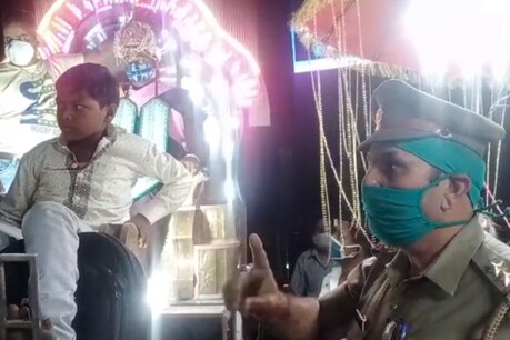 अलीगढ़ में बिना मास्क निकली बारात में चौकी इंचार्ज ने सभी को मास्क पहनाए.