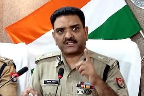 UP: कानपुर के पुलिस कमिश्नर असीम अरुण ने मुनाफाखोरों के खिलाफ नहीं पहल शुरू की है. 