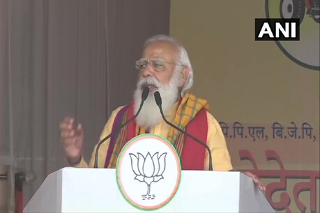 असम के बकसा जिले के तमुलपुर में एक चुनावी रैली को संबोधित करते प्रधानमंत्री नरेंद्र मोदी.