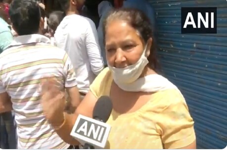 शराब ठेके पर पहुंची आंटी ने कहा कि शराब पीने से कोरोना नहीं होगा.