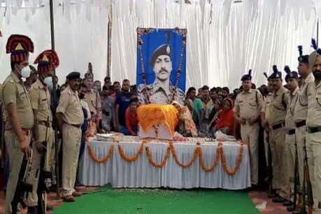 छत्तीसगढ़ में नक्सल एनकाउंटर में शहीद सीआरपीएफ जवान राजकुमार के पार्थिव शरीर का अयोध्या में अंतिम संस्कार किया गया