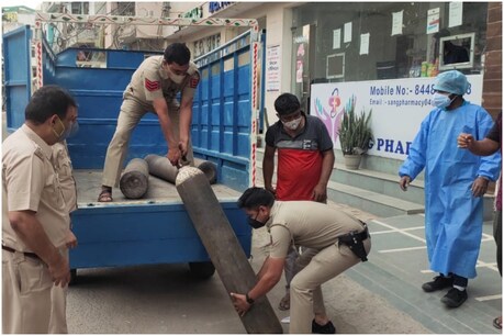 दिल्ली पुलिस लगातार कोरोना मरीजों को ऑक्सीजन सिलेंडर पहुंचाने का काम कर रही है.