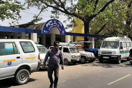 अंतिम संस्कार के लिए भैंसाकुंड स्थित बैकुंठ धाम में लगी लंबी लाइन