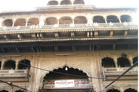 यूपी में रविवार को लॉकडाउन के चलते वृंदावन बांके बिहारी मंदिर को भी बंद रखा गया है.