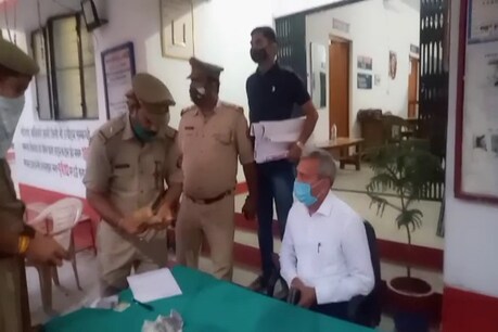 पुलिस मामले में कार्रवाई करती हुई.