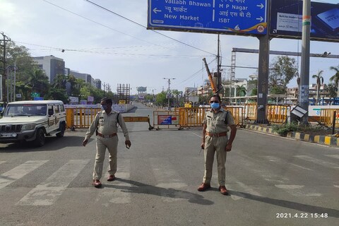 भोपाल पुलिस ने शहर में फिक्स बैरिकेडिंग कर रखी है, जिसके कारण लोगों को परेशानी हो रही है. 
