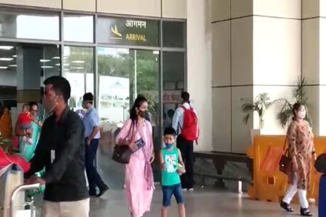 पटना एयरपोर्ट पर आने वाले यात्रियों की भीड़.