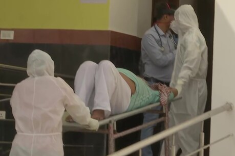 पटना के नालंदा मेडिकल कॉलेज में कोविड संक्रमित मरीज को भर्ती करने के लिए लंबा इंतजार करना पड़ रहा है.