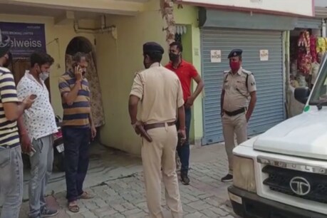 एसटीएफ ने पटना से दो आरोपियों को गिरफ्तार किया है.