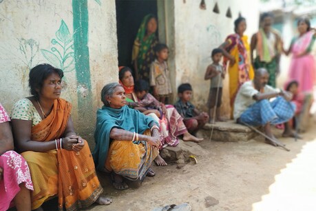 झारखंड के विभिन्न जिलों से लाकर 17 बिरहोर परिवारों को रांची में बसाया गया.