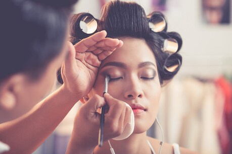 अलग ब्राइडल मेकअप से शादी की खूबसूरती में चार-चांद लगा रहे हैं. Image-shutterstock.com