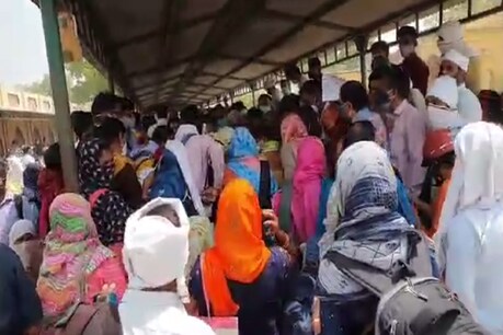 UP: बुलंदशहर में पंचायत चुनाव के लिए पोलिंग पार्टियों के रवानगी स्थल का नजारा बुधवार को ऐसा दिखा था. (File Photo)