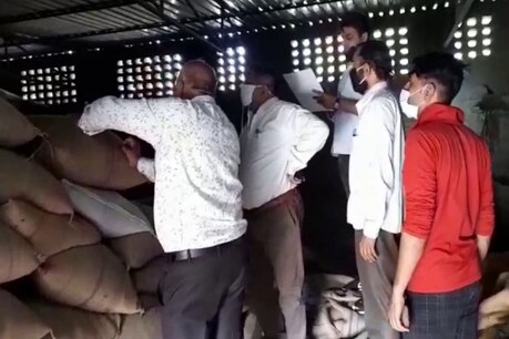 पांच टीमों का गठन कर की गई छापेमारी