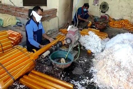 फैक्ट्री में चूड़ी पाइपिंग का काम करता मज़दूर.