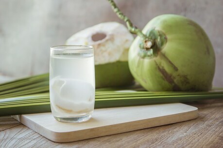 कच्चे नारियल को छील कर ही उसमें से नारियल पानी पीया जाता है. Image-shutterstock.com