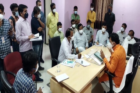 कोरोना महामारी के बीच बाडमेर की जिला अस्पताल मेंनिरीक्षण करने पहुंचे केंद्रीय मंत्री ने दी 50 लाख की सहायता.