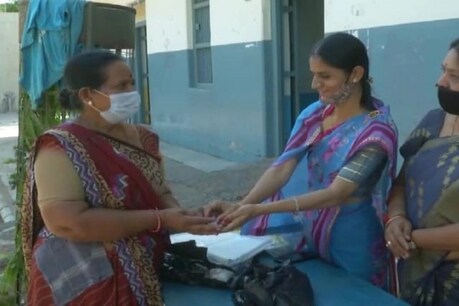 गुजरात के राजकोट में कोरोना वैक्सीन लगवाने पर दी जा रही सोने के नोज पिन