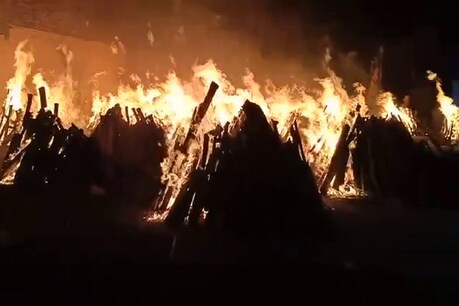 15 हजार रुपये देने के बाद लकड़ी का खर्च और उसे श्मशान में जमाने का कार्य स्वयं मृतक के परिवार को करना पड़ रहा था. (सांकेतिक तस्वीर)