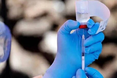 मुंबई में करीब 40 हजार से 50 हजार लोगों का रोजाना वैक्सीनेशन किया जा रहा है. (PTI)