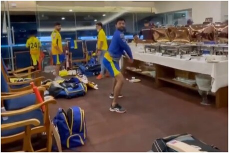 रविंद्र जडेजा ने KKR के खिलाफ पिछले मैच में नाबाद 95 रन की पारी खेलने वाले फाफ डुप्लेसी (Faf Du Plesis) की नकल उतारी. (CSK Fans Twitter)