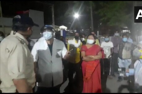 मप्र के दमोह जिला अस्पताल में कोरोना मरीजों के परिजनों हंगामा मचाया और ऑक्सीजन सिलेंडर लूट लिए.
