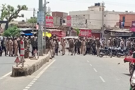 मंदिर के पुजारी शंभू शर्मा की मौत पर धरना दे रहे लोगों पर आज पुलिस ने लाठियां बरसाई हैं.