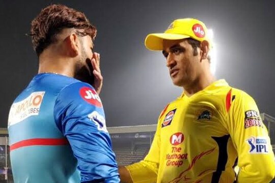 आईपीएल में महेंद्र सिंह धोनी चेन्नई की कमान संभालते हैं जबकि पंत इस सीजन में पहली बार दिल्ली कैपिटल्स की कप्तानी करते नजर आएंगे. (Twitter)