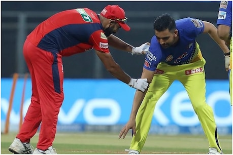 सीएसके के तेज गेंदबाज ने शुक्रवार को पंजाब किंग्स के खिलाफ खेल से पहले मोहम्मद शमी के पैर छुए। (आईपीएल ट्विटर)