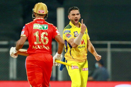 चेन्नई के पेसर दीपक चाहर ने 4 ओवर में मात्र 13 रन देकर पंजाब किंग्स के 4 बल्लेबाजों को पैवेलियन भेजा. (PTI)