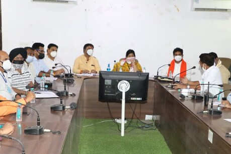 देवास में लॉकडाउन 26 अप्रैल तक बढ़ा दिया गया है.