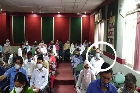 डीएम को नहीं पहचान पाए कर्मचारी.