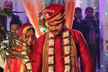 अरविंद अकेला कल्लू और अक्षरा सिंह की आने वाली फिल्म 'शुभ घड़ी आयो' का नया गाना 'दुकान ले जा फ्री में' धूम मचा रहा है