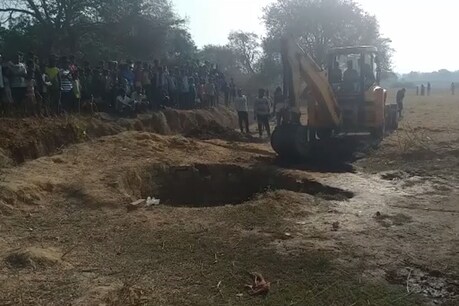 वन विभाग की टीम मौके पर रेस्क्यू ऑपरेशन चला रही है.