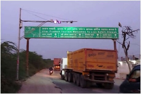 इटावा में ओवरलोड खनन वाहनों को पास कराने पर दो पुलिसकर्मियों को निलंबित कर दिया गया है.