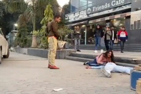 झूठे मर्डर के एक वायरल वीडियो का सहारा लेकर ट्विटर पर उत्तर प्रदेश पुलिस को ट्रोल करने की कोशिश
की गई.