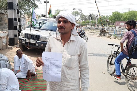 सीएम खट्टर के लिए किसान के खेत को बनाया हैलीपैड, बर्बाद फसल के मुआबजे को भटक रहा किसान