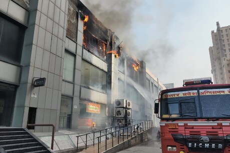 मॉल के तीसरे माले पर आग लगी है और सभी लोगों को सुरक्षित बाहर निकाल लिया गया है.