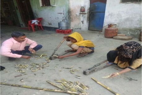 मेरठ की महिलाओं ने जिले में कुल एक सौ बीस समूह बनाए. हर समूह की महिलाओं में बीस लोगों को शामिल किया गया.
