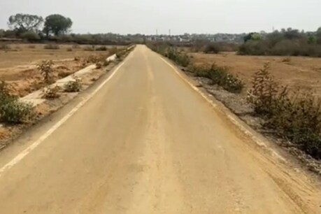 जमीन का वैल्यूशन बढ़ाने के लिए भू माफियों ने सुनसान इलाके में सड़क बनवा दी.