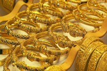 सोने के दाम में आज फिर आई गिरावट, 4 दिन में 440 रुपये हुआ सस्ता