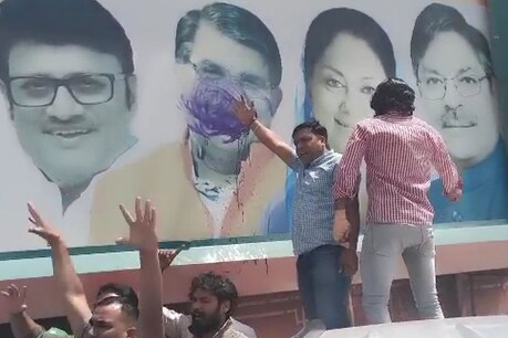 लोगों ने इतने संदेश पोस्ट किए कि ट्विटर पर एक बार #बॉयकॉट गुलाबचंद कटारिया ट्रेंडिंग में भी चल पड़ा.