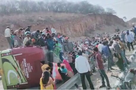 ग्वालियर में बस पलटने से चारों तरफ चीख-पुकार मच गई.
