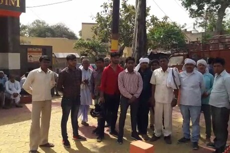 दूल्हे समेत बाराती पहुंचे थाने