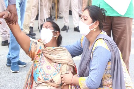 हिसार में कोरोना मरीजों की मौत के बाद विलाप करते परिजन.