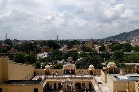 जयपुर के श्रीकृष्ण के मुकुट जैसे 'पैलेस ऑफ विंड्स' का एक एरियल व्यू.