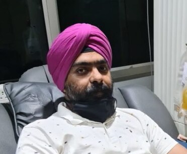 कोरोना संकट के दौर में झांसी के हैप्पी चावला लगातार लोगों की जान बचा रहे हैं.
