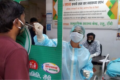 Jharkhand Corona: ILS भुनेश्वर की रिपोर्ट से स्पष्ट हो गया है कि झारखंड में भी covid19 के सीक्वेंस म्यूटेंट वेरियंट- UK वेरियंट और डबल वेरियंट दस्तक दे चुका है. कोरोना के घातक वेरियंट के केस मिलने की पुष्टि के बाद सरकार और स्वास्थ्य महकमा अलर्ट हो गया है.